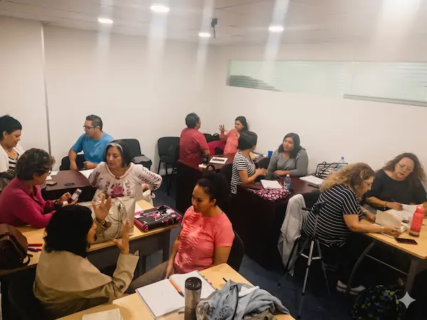 grupo de pnl haciendo un ejercicio en parejas